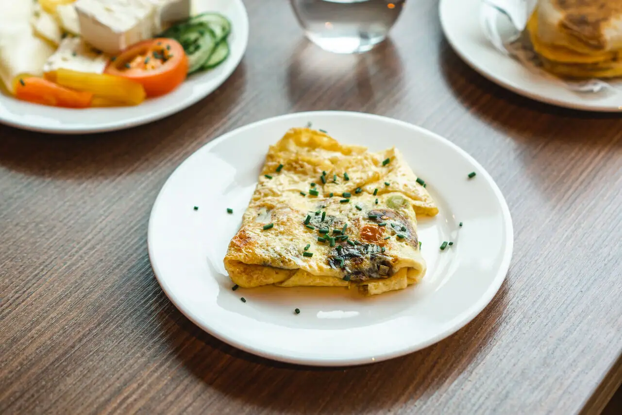 Ein Tisch mit Tellern voller Speisen und Getränken.