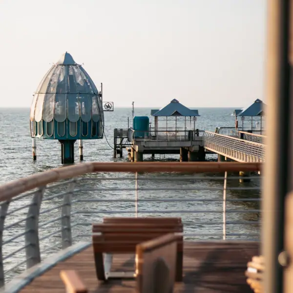 Tauchgondel Blick von einem Deck auf einen Pier über das Wasser.