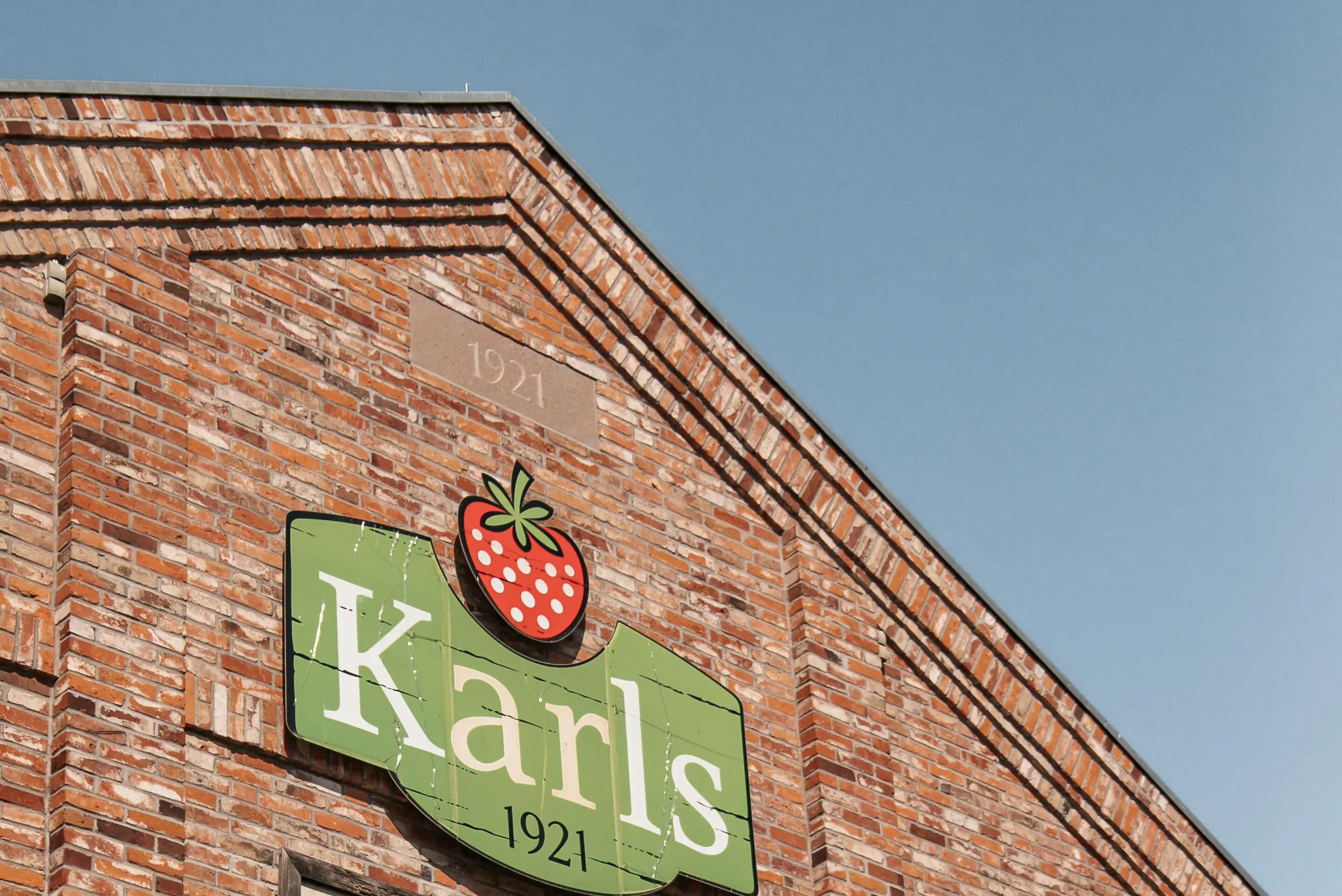 Ein Schild an der Seite eines Backsteingebäudes.