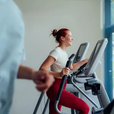 Fitness Eine Frau auf einem Laufband