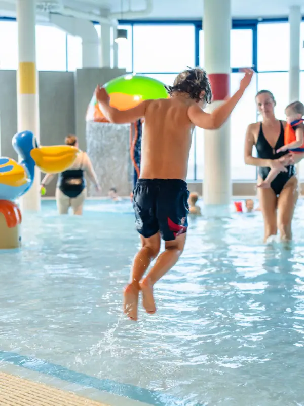 Eine Familie in einem Kinder-Schwimmbecken im aja Warnemünde.