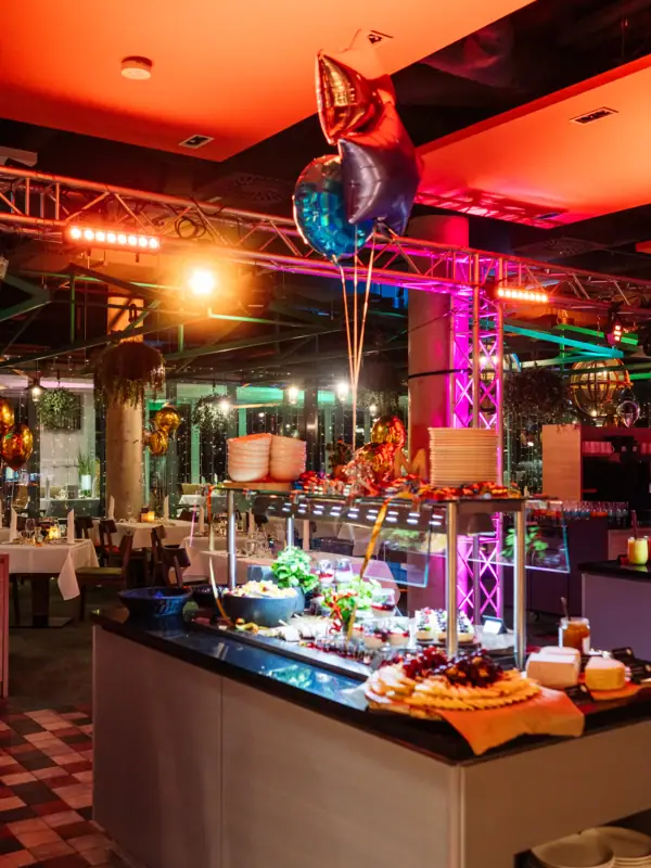 Das Silvesterbuffet im Restaurant. Zu sehen sind ein Käse- und Salatbuffet.