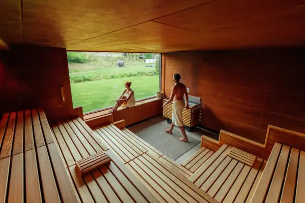Ein Mann und eine Frau in einer Sauna.