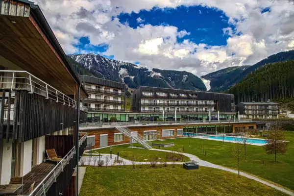 Ein Gebäude mit einem Pool davor.