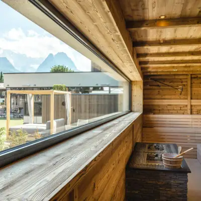 Sauna Fenster mit Holzwand und hölzerner Sauna.