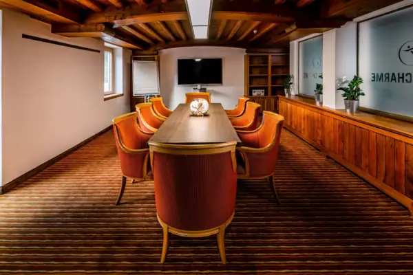 Ein Raum mit einem Tisch und Stühlen.