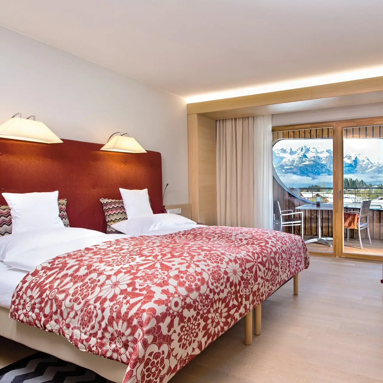 Ein Zimmer mit einem Bett, einem Tisch und Stühlen.