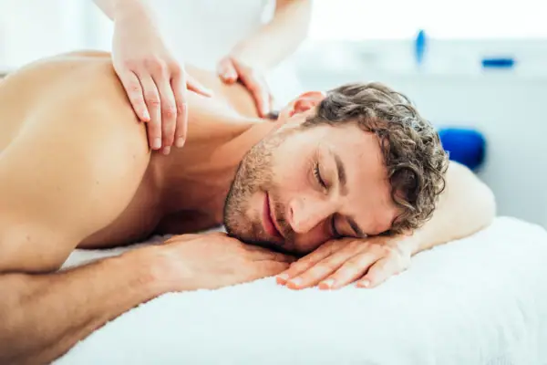 aja SPA Ein Mann liegt entspannt auf einem Massagetisch.