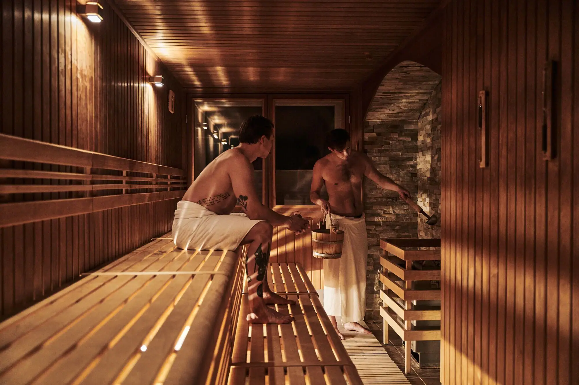 Finnische Sauna Zwei Männer in einer Sauna.