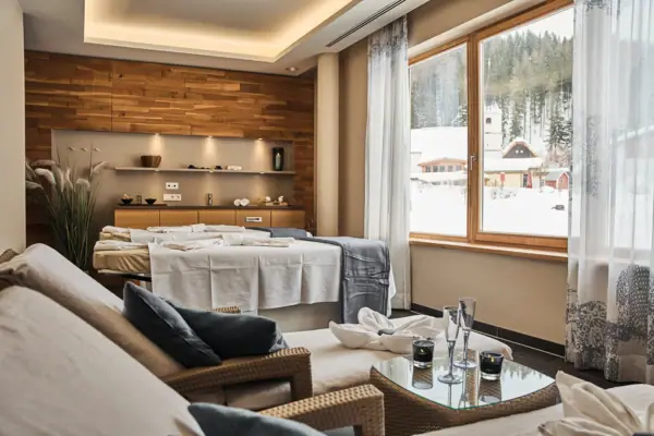 Ein Zimmer mit einem Bett und Stühlen.