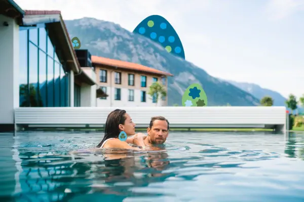 Ein Mann und eine Frau in einem Schwimmbecken.