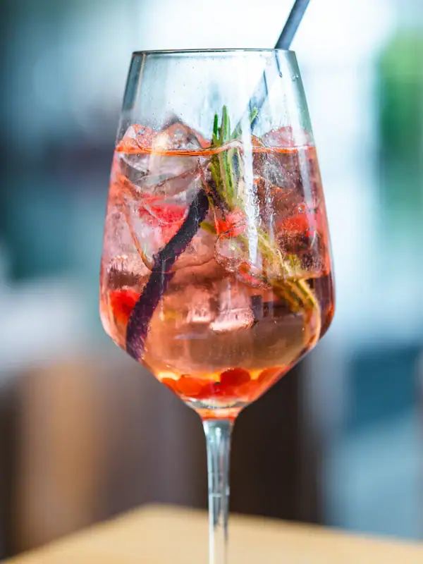 Drink Ein Glas mit einem Getränk und einem Strohhalm.