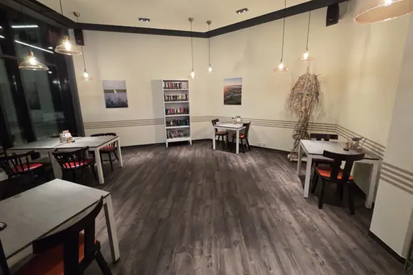 Ein Raum mit Tischen und Stühlen.