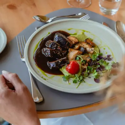 Ein Teller mit Essen auf einem Tablett.