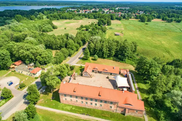 Ein großes Gebäude umgeben von Bäumen.