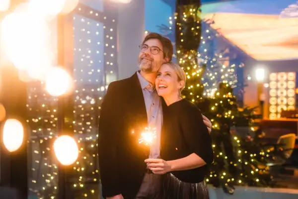 Ein Mann und eine Frau halten Wunderkerzen.