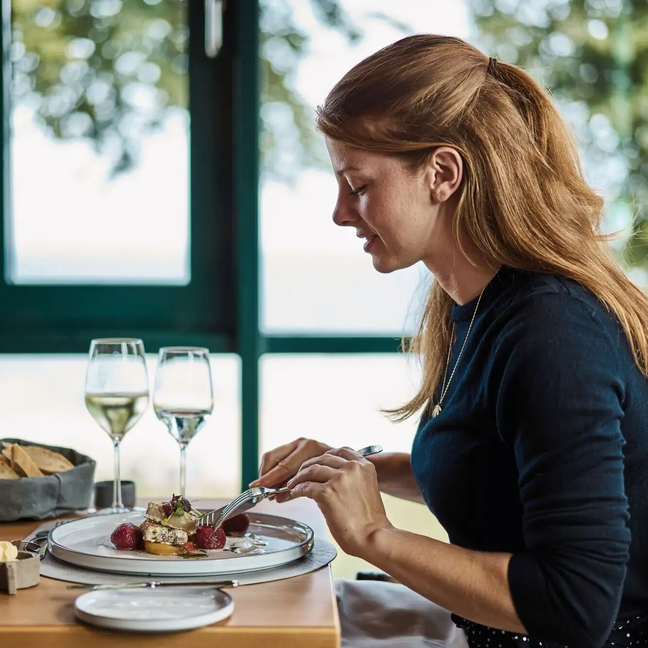 Restaurant Eine Frau isst an einem Tisch.