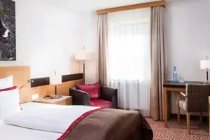 Doppelzimmer Schlafzimmer mit Bett und Stuhl