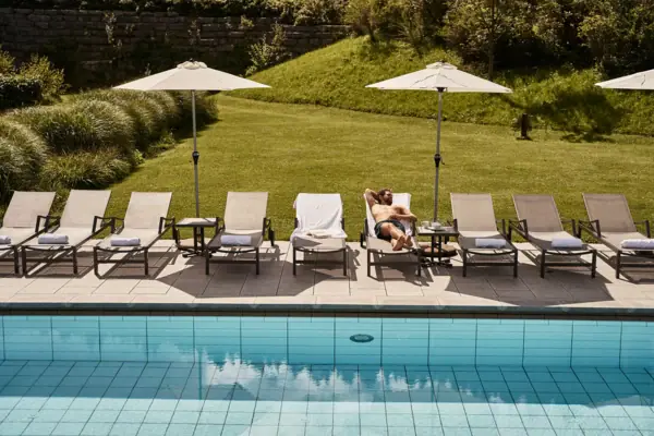 Mann am Pool