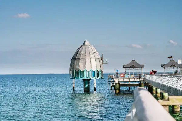 Ein Gebäude im Wasser unter bewölktem Himmel.