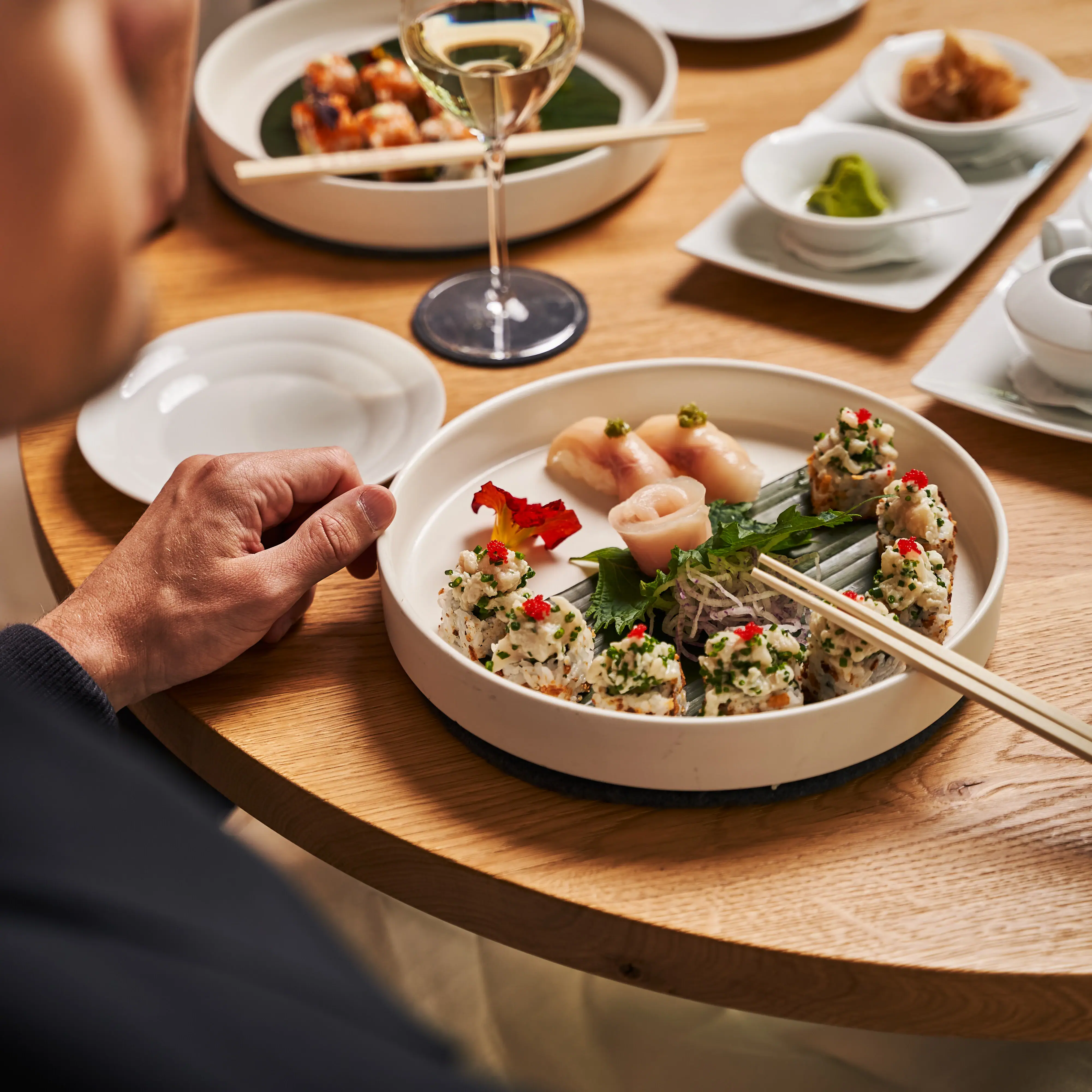 Eine Person isst an einem Tisch.