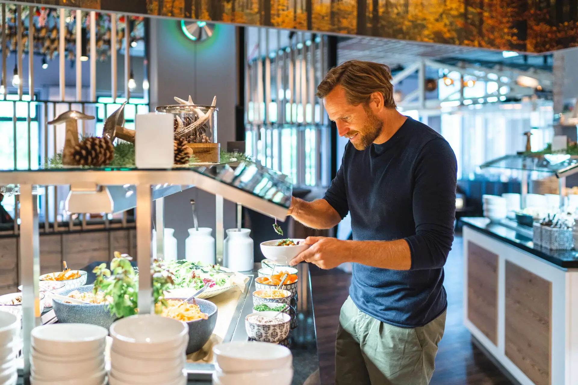 Salatbar im aja Ruhpolding Ein Mann steht in einem Restaurant.