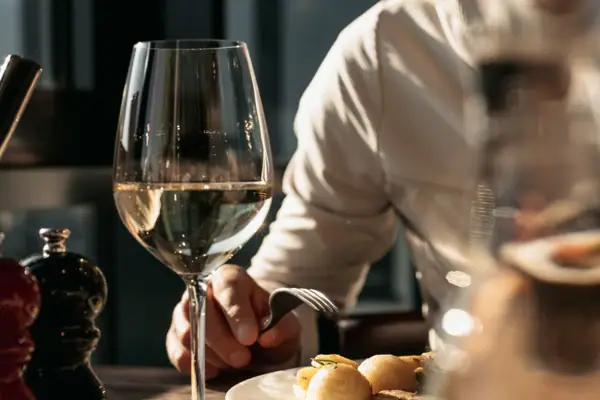 Eine Person isst an einem Tisch.