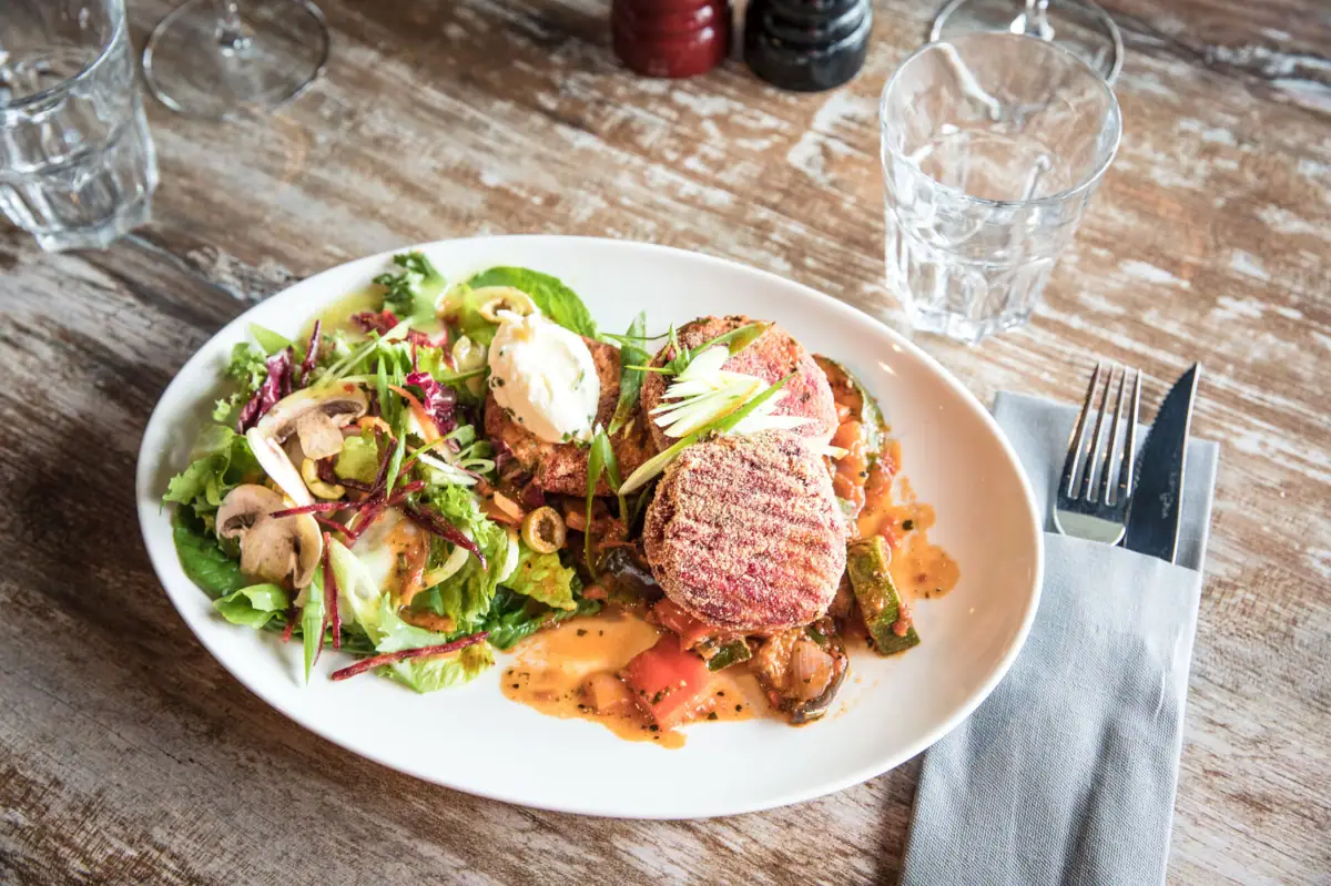 Ein Teller mit Essen auf einem Tisch.