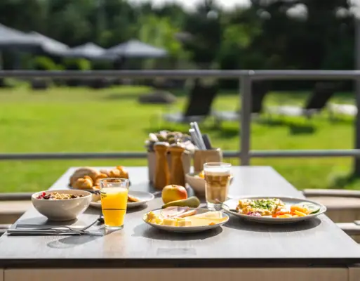 Frühstück im aja Bad Saarow Ein Tisch mit verschiedenen Speisen.