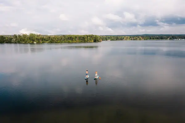 Eine Gruppe von Menschen auf Paddleboards auf einem See.