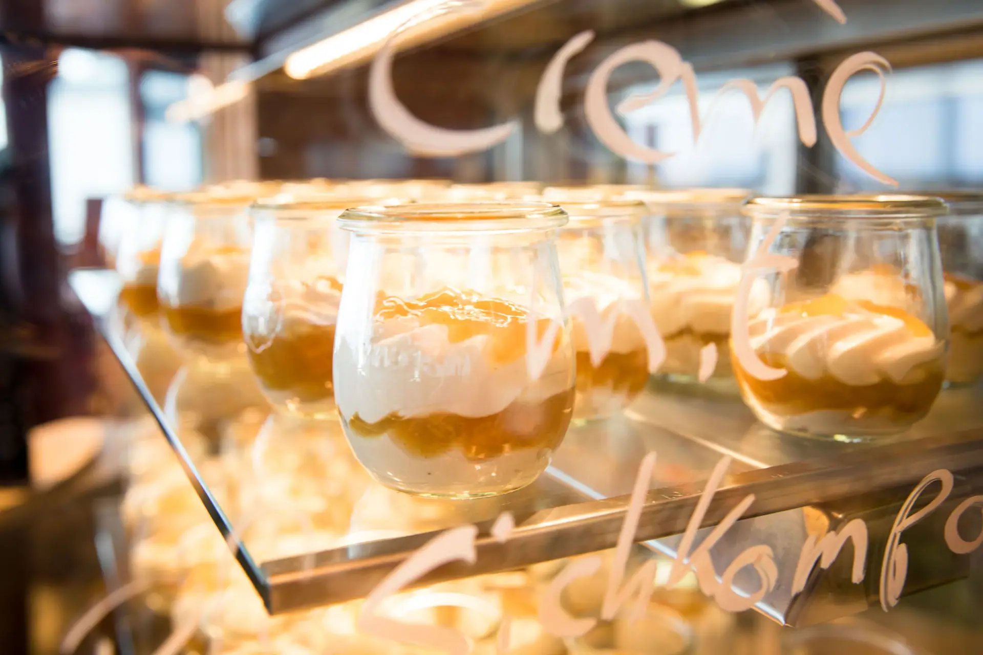 Eine Gruppe von Dessertgläsern.