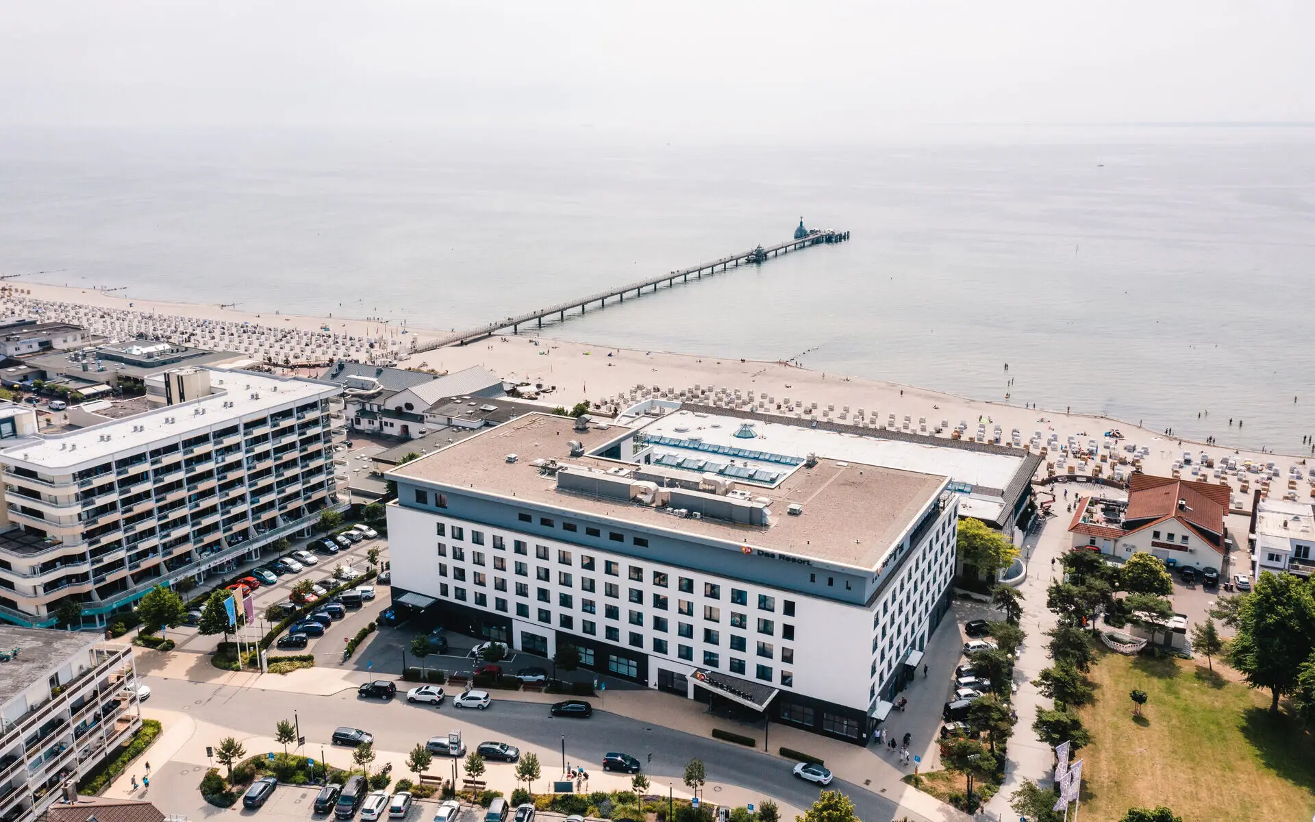 Luftansicht des aja Grömitz und der angrenzenden Ostsee. 