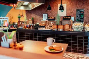 Theke mit Speisen darauf