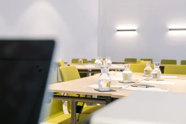 Ein Tisch mit Wasserflaschen darauf.