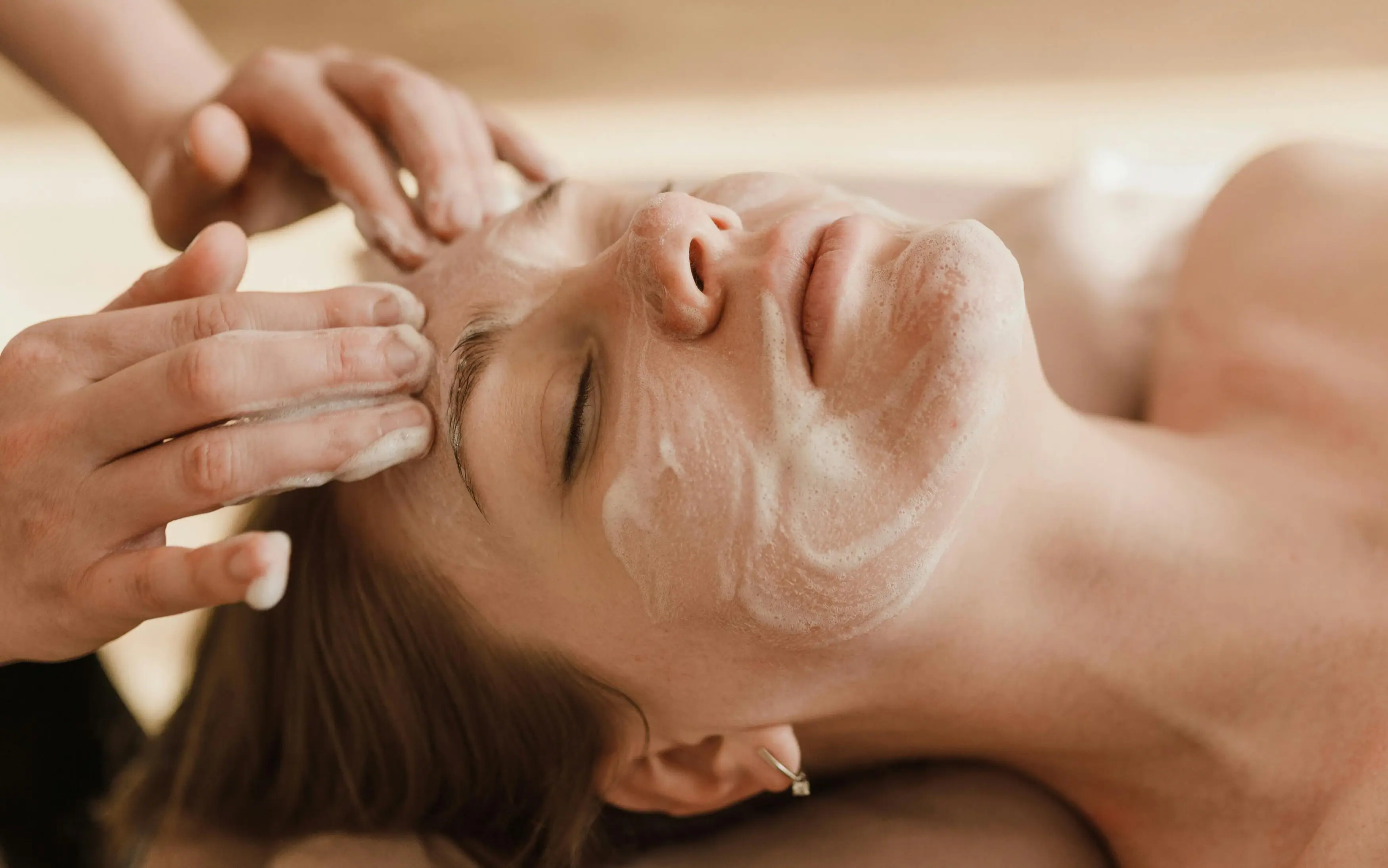 Eine Frau erhält eine Gesichtsmassage.
