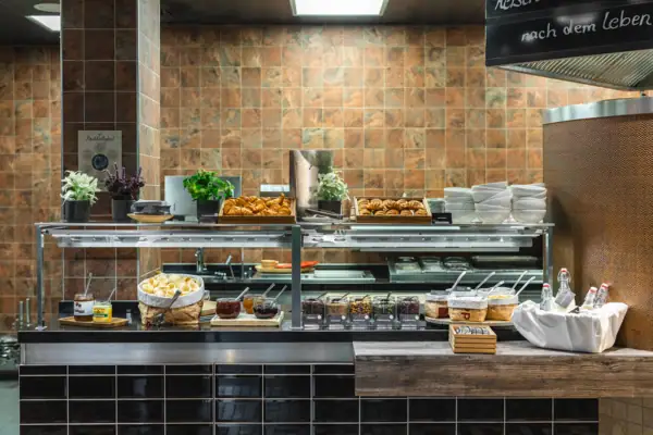 Buffett Eine Buffettfläche in einem Restaurant mit verschiedenen Speisen.