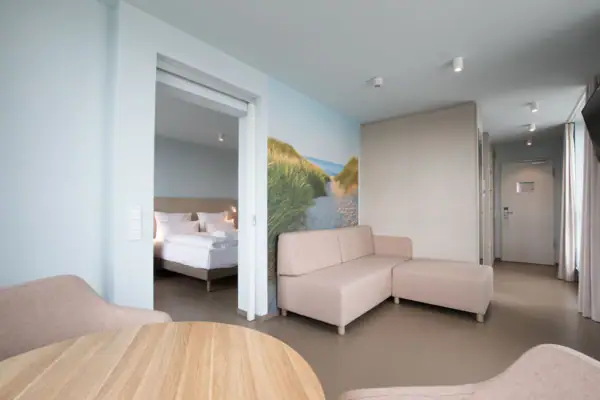 Ein Zimmer mit einer Couch und einem Bett.