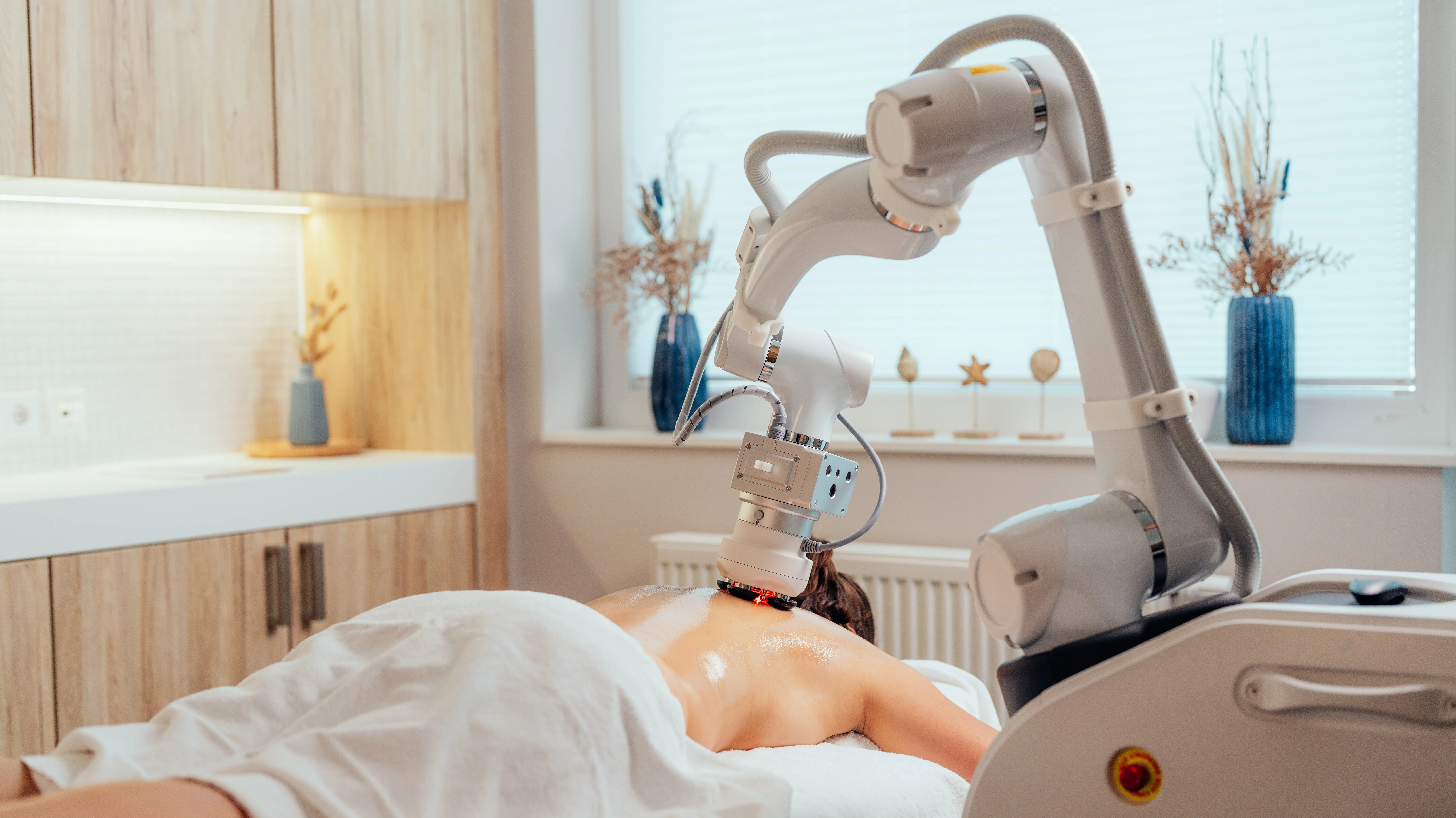 Roboter massiert eine Frau.