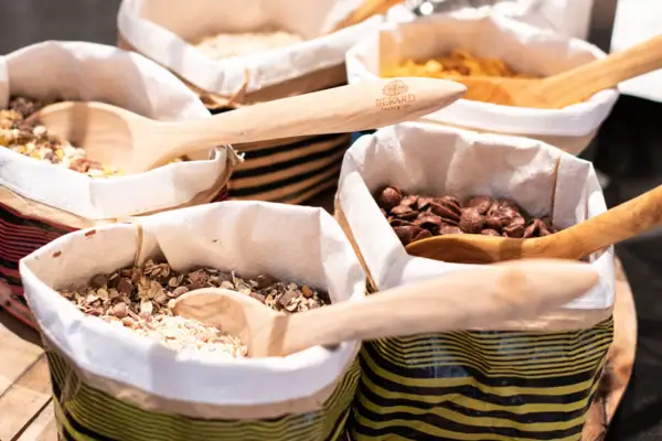 Müsli-Auswahl Eine Gruppe von Schalen mit Holzlöffeln.