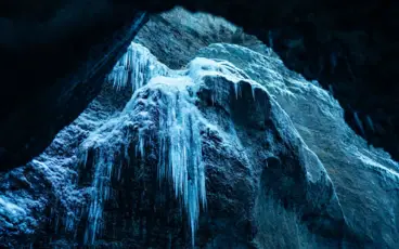 Eiszapfen hängen von einer Klippe in der Partnachklamm im Winter.