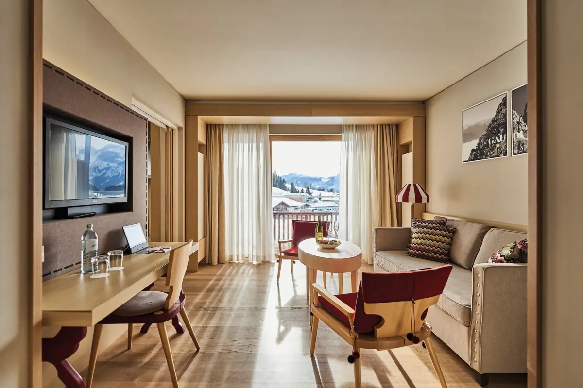 Ein Raum mit einem Tisch, Stühlen und einem Fernseher.