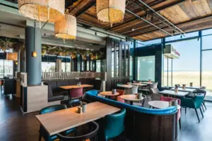 Restaurant Ein Restaurant mit Tischen und Stühlen.