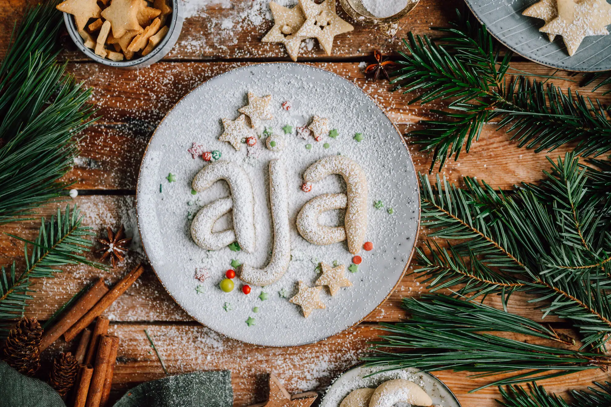 Plätzchen Teller mit Keksen und Zucker darauf
