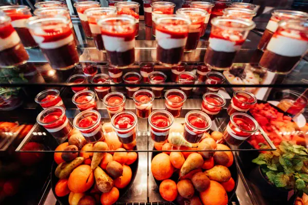 Buffet im JEDERMANNS Eine Auswahl an Desserts und Früchten.