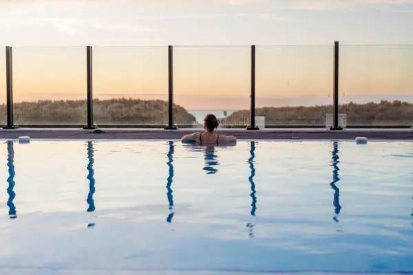 Eine Frau in einem Pool.