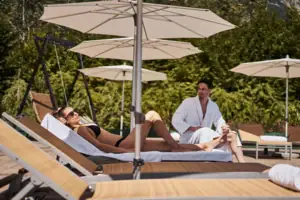 Ein Mann und eine Frau liegen auf Liegestühlen im Freien.