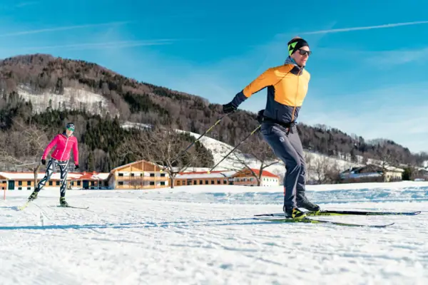 Ein Mann beim Skifahren auf einem verschneiten Hang.