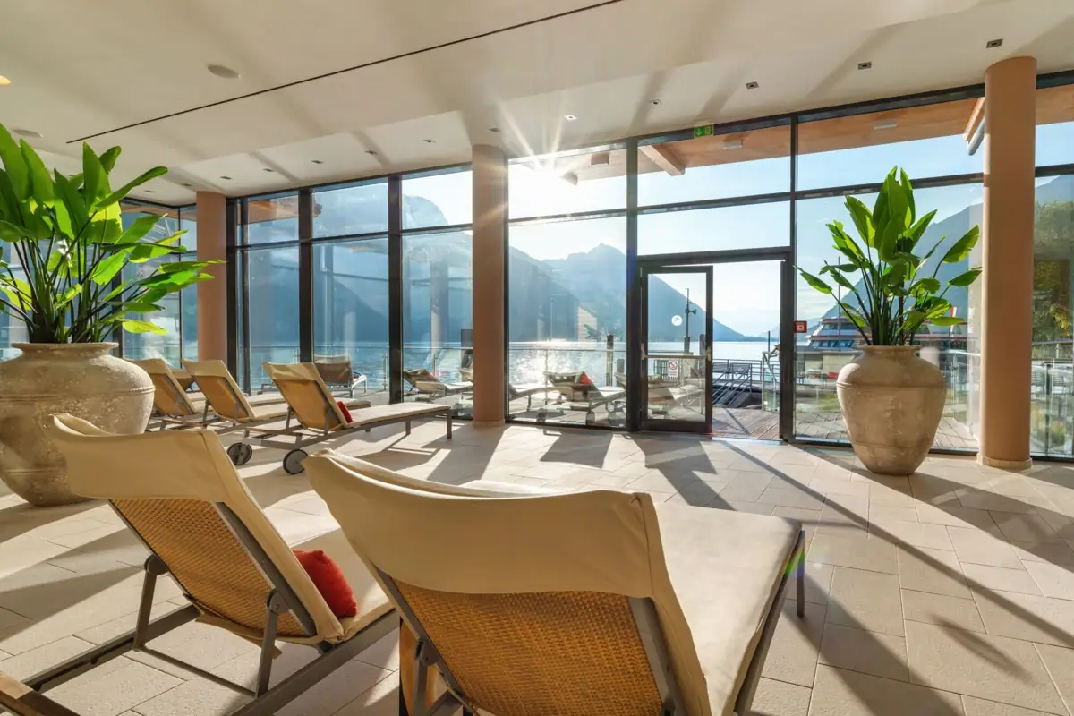 Ein Raum mit Stühlen und einer großen Glastür.