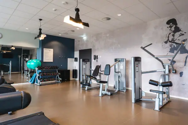 Ein Fitnessstudio mit Trainingsgeräten.