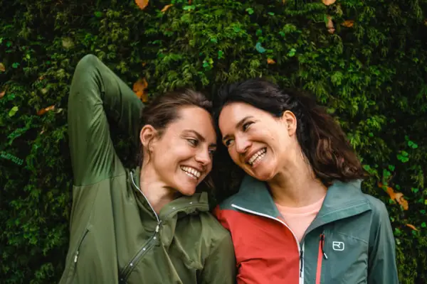 Zwei Frauen lächeln sich an.